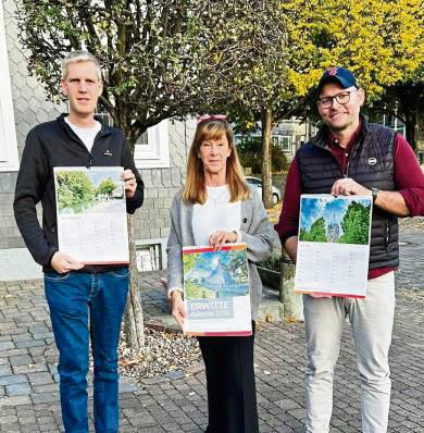 Kai Günther, Heike Marx und Stephan Adamczewski-Böckeler (v.l.) mit dem Kalender.