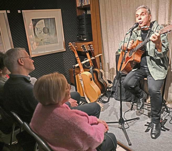 Ein letztes Konzert im Kulturkeller: Blues-Gitarrist Biber Herrmann trat bei den Hambachs in Geseke auf.