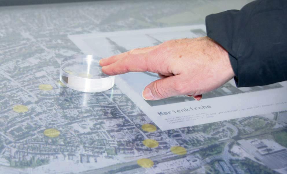 Auf dem Multi-Touch-Tisch kann man eine interaktive digitale Stadtkarte von Lippstadt bedienen. Das System reagiert auch auf physische Objekte, sogenannte Tangibles. Fotos: Helga Wissing