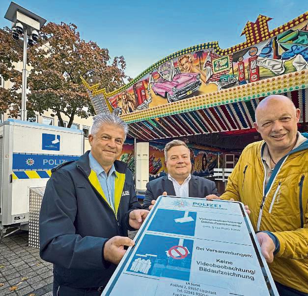 Videoüberwachung zur Herbstwoche: Am Marktplatz und am Kuhmarkt hat die Polizei mobile Kameras installiert und macht mit Schildern darauf aufmerksam – (v.l.) der Lippstädter Wachleiter Oliver Topp, Bürgermeister Arne Moritz und Marktmeister Josef Schrop. Foto: Cegelski