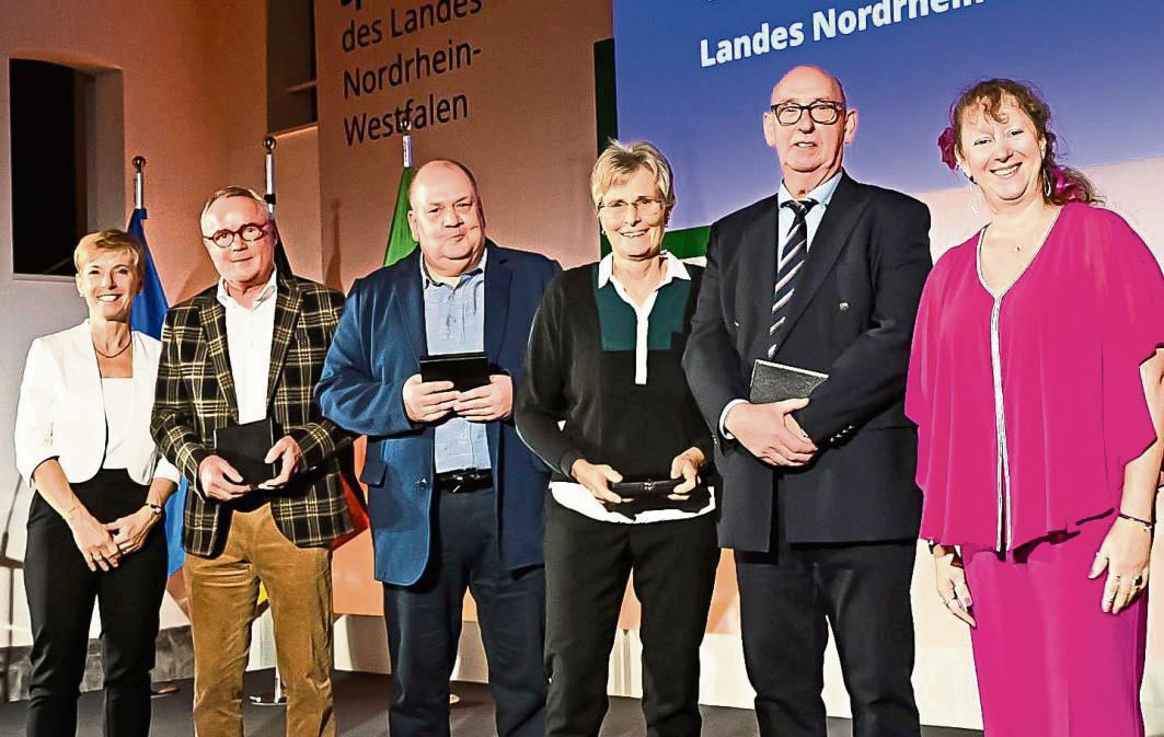 Mit der Sportplakette des Landes Nordrhein-Westfalen wurde auch Manfred Schnieders (2.v.l.) vom SC Rot-Weiß Verne ausgezeichnet. Staatssekretärin Andrea Milz (r.) nahm die Ehrung, die in Düsseldorf stattfand, in Vertretung von Ministerpräsident Hendrik Wüst vor.