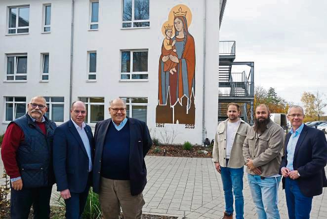 Sind mit dem Kunstwerk am Haus Maria vom Stein sichtlich zufrieden (v.l.): Frank Remmert (First Retail), Bürgermeister Peter Weiken, Lutz Remmert (First Retail), Julian van der Made-Blome (Architekt), Manuel Simon (Einrichtungsleiter DRK Haus Maria vom Stein), Beigeordneter Hubert Betten.