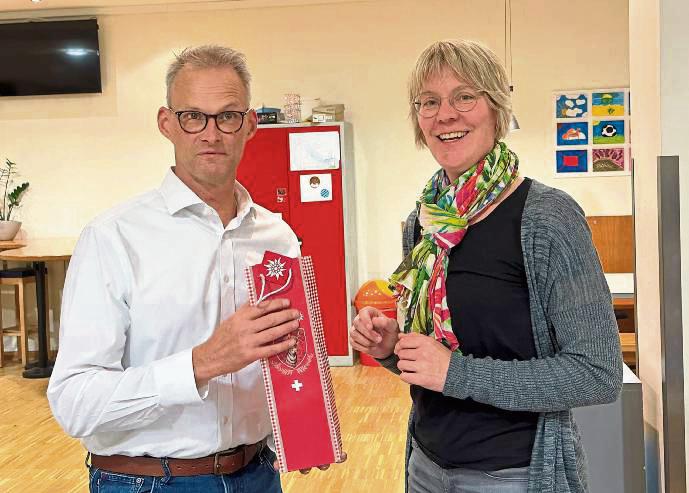 Schulleiterin Ute van der Wal bedankte sich bei Wilfried Röhr für sein Engagement.