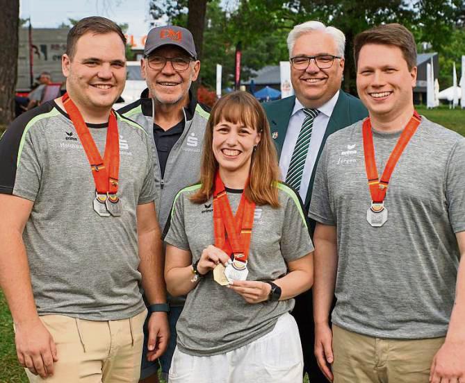 Der Präsident des Westfälichen Schützenbundes, Dr. Maik Hollmann (h.r.), gratulierte den Sportschützen des SSV Bad Waldliesborn zur erfolgreichen Teilnahme an der Deutschen Meisterschaft (v.l.): Jan Holtkötter, Trainer Hermann Holtkötter, Tatjana Matuschek und Jürgen Rütters.
