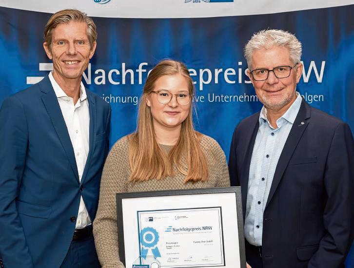 Gewann den Nachfolgepreis: Ruth Petermeier, Inhaberin des Restaurants Twenty One. IHK NRW-Hauptgeschäftsführer Dr. Ralf Mittelstädt (l.) und Manfred Thivessen, Geschäftsführer der Bürgschaftsbank NRW, gratulierten. Foto: IHK NRW/Sascha Menge