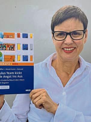 Melanie Gräßer mit ihrem Buch über Angst.