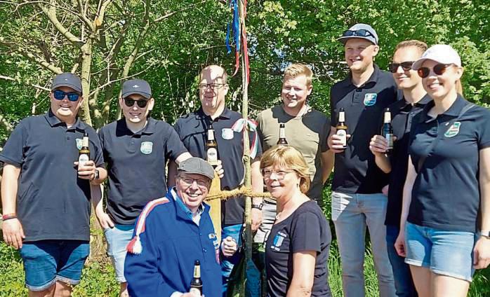 An der Grenze zu Belecke wurde ein gespendeter Baum von den Teilnehmern der Schnad eingeweiht.