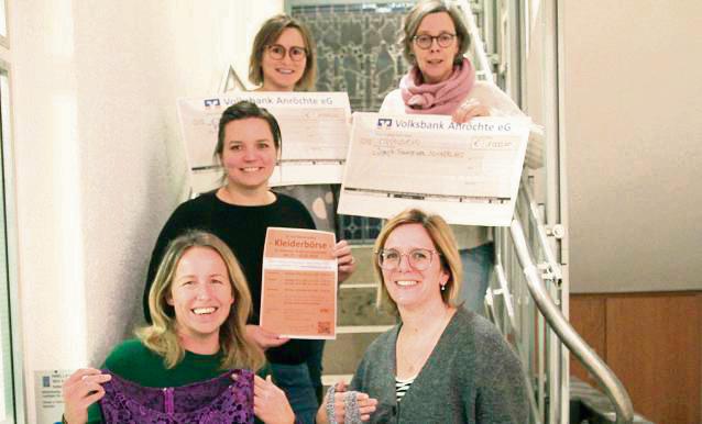 Marina Merten, Miriam Dahlhoff und Martina Sure vom Team der Kleiderbörse überreichten die Spendenschecks an Anna Möllenberg (Sommerland) und Sonja Heyna (Frauenhaus).
