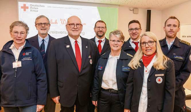 Der aktuelle DRK-Kreisvorstand (v.l.): Gabriele Kaulmann, Vizepräsidentin, Dr. Harald Briese, Konventionsbeauftragter, Heinz-S. Gosmann, Präsident, Markus Zgaga, Schriftführer, Michael Swyter, Kreisverbandsarzt, Melania Neumann, Kreisrotkreuzleiterin, Silvia Bücker, Kreisgeschäftsführerin und Sven Wiese, Kreisrotkreuzleiter. Foto: Thomas Nitsche