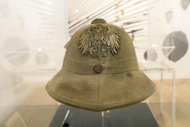Dieser in der Lippstädter Rathaus-Galerie gezeigte Tropenhelm sieht heute ganz putzig aus. Doch das dunkle Erbe dieser Zeit wirkt bis heute fort. Foto: Andreas Balzer