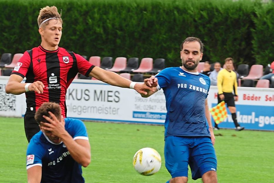 SV-Neuzugang Damian Biniek (links, hier nach seiner Einwechslung gegen Ennepetal) zog sich im Training eine Bänderverletzung zu. Wie schwer diese ist, wird sich am Montag nach einer Untersuchung zeigen müssen. Foto: Lütkehaus