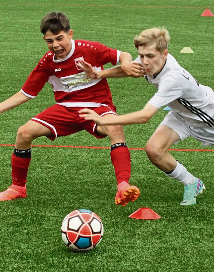 Weg da! Die D-Junioren des SV Lippstadt (in Weiß) setzten sich gegen Hamm verdient mit 2:0 durch. Foto: Dannhausen