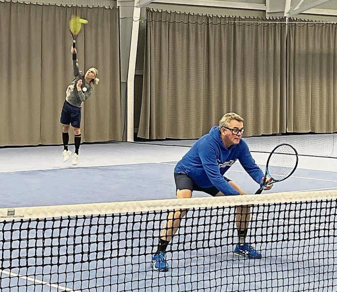 Lars Nordmark (h.) und Marc Mues vom TC BW Anröchte verloren das zweite Doppel gegen die Künsebecker Paarung in zwei Sätzen mit 4:6, 2:6.