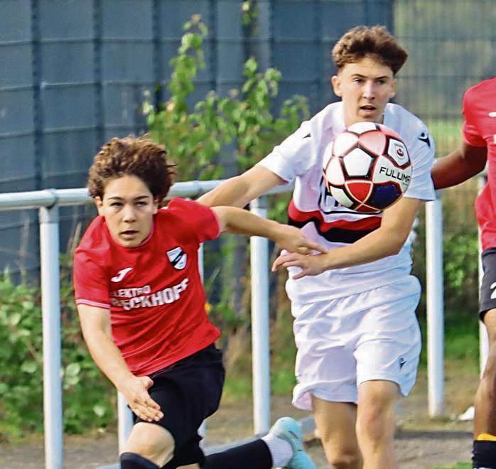 Reichlich Geschenke verteilten die B-Junioren des SV (in Weiß) bei der 1:4-Heimpleite gegen Verl. Foto: Uwe Feichtinger