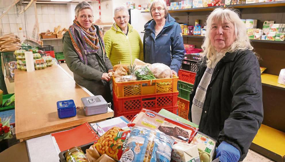 Ohne das Ehrenamt sind viele Angebote nicht denkbar: Zum Beispiel die Lebensmittelausgabe bei den Tafeln im Kreis Soest. Das Foto zeigt die Mitarbeiter aus Rüthen. Foto: Bsdurek