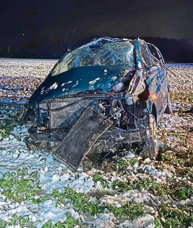 Das Auto war von der Straße abgekommen und überschlug sich mehrfach. Foto: Feuerwehr Erwitte