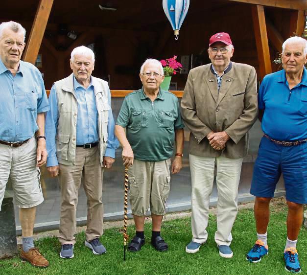 Helmut Kegel (2.v.l.) freute sich über das Wiedersehen mit seinen ehemaligen Kameraden in seinem Gartenpavillon in Berge. Foto: Meschede