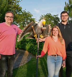 Das amtierende Königspaar Annika und Niklas Schürmann und Vogelbauer Michael Sehrbrock (l.) präsentierten den Schützenvogel. Foto: Priesnitz