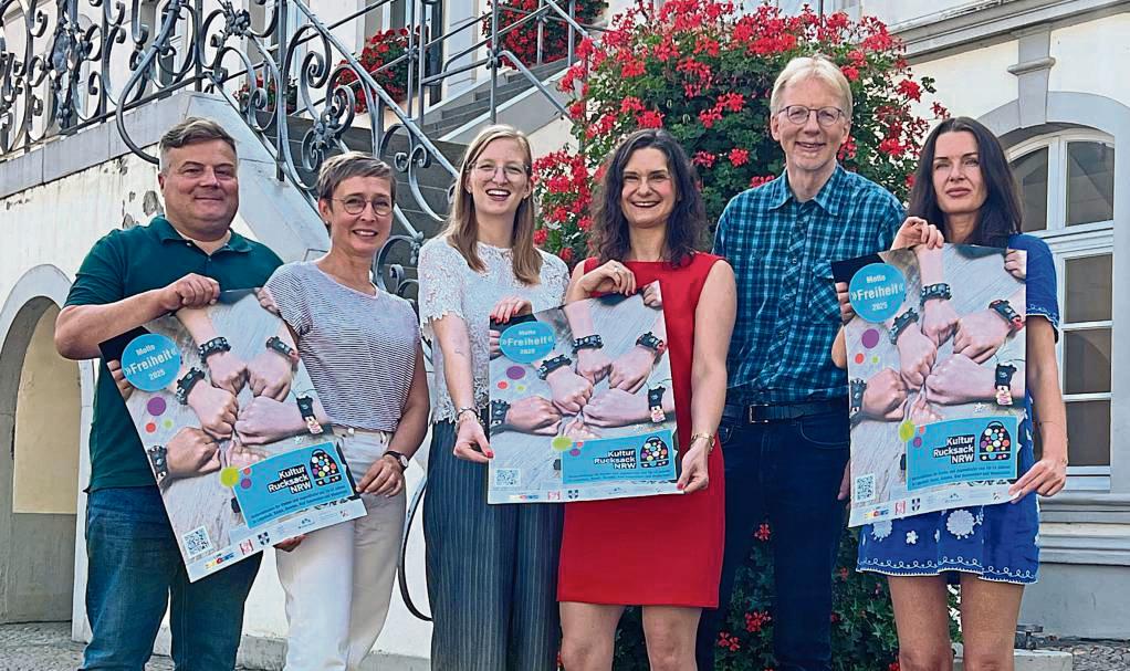 Freuten sich, das „Kulturrucksack“-Programm für die zweite Jahreshälfte vorstellen zu können (v.r.): Swetlana Ritter (Geseke), Frank Osinski (Lippstadt), Jeanette Metz (Bad Sassendorf), Lara Peveling (Wadersloh), Elke Schmücker (Soest) und Lippstadts Bürgermeister Arne Moritz. Foto: A. Bsdurek