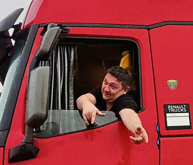 Der Besuch der Kiontkes hellte die Mine der Lkw-Fahrer sichtlich auf: Dank vieler Spenden konnte ihnen eine kleine Freude zu Weihnachten gemacht werden.