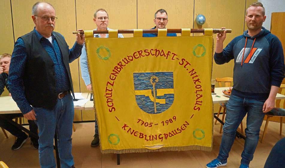 Präsentieren die stark restaurierungsbedürftige Fahne des ersten Zuges der Schützenbruderschaft (v.l.): Vorsitzender Karl- Josef Beiteke, Schriftführer Michael Nitsch, Kassenführer Joachim Thomas und Fähnrich Ludger Schlüter. Foto: Thomas