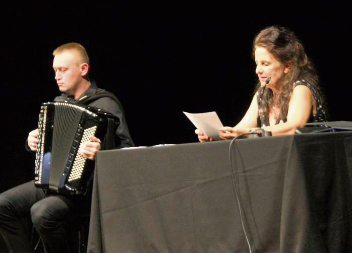 Die Schauspielerin Angela Schneider und Akkordeonist Ivan Bykov im Lippstädter Stadttheater. Foto: Helga Wissing