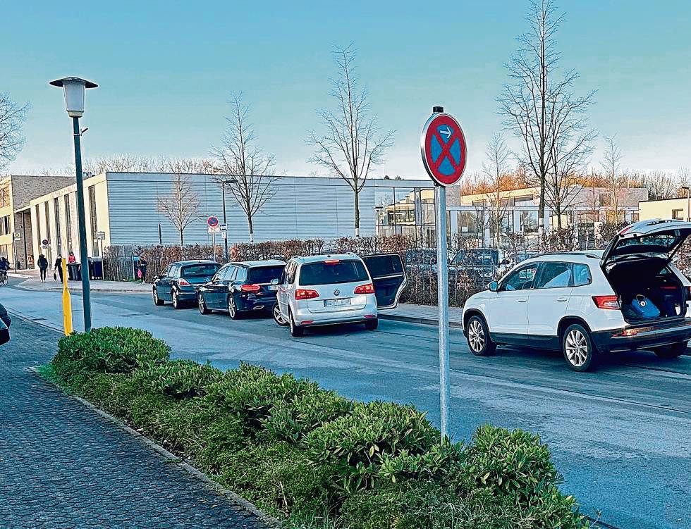 Elterntaxis an der Ulmenstraße: Auch an der Gesamtschule in Lippstadt werden Schüler mit dem Auto zur Schule gebracht. Archivfoto: Cegelski