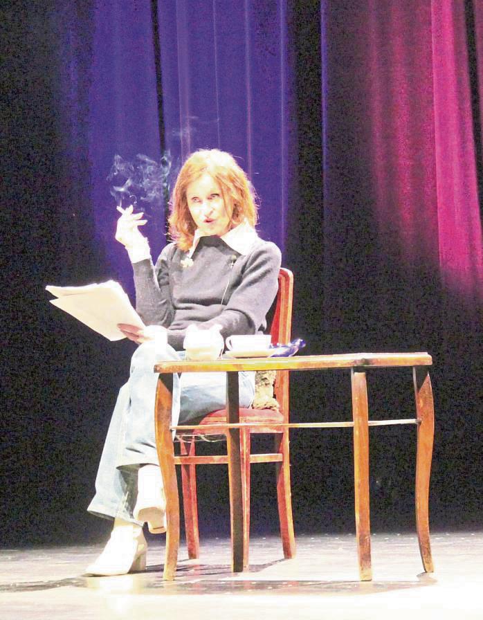 Sophie Rois las aus dem Roman „Theater“ und presste sich durch die Stimmungslagen einer Diva. Foto: Kristina Rückert