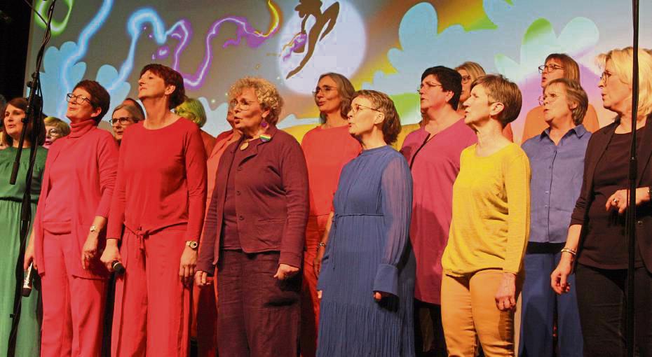 Die Sängerinnen des Frauenchors Mundwerk tragen in der zweiten Hälfte des Konzerts Kostüme in Regenbogenfarben und singen „Somewhere over the Rainbow“. Fotos: Wissing