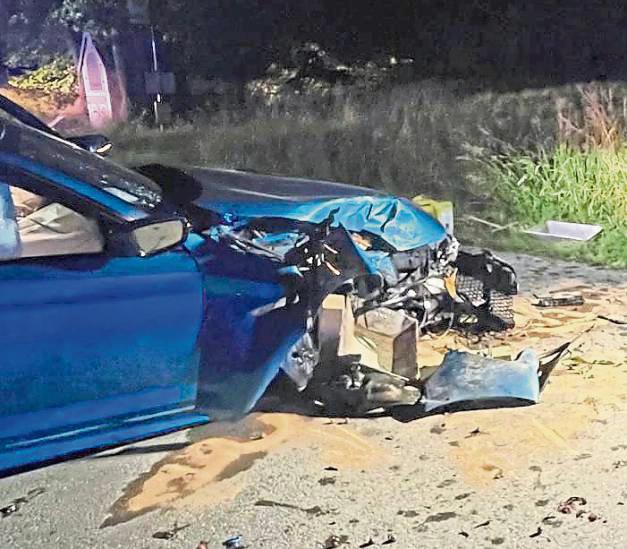 Das Auto ist sichtlich mitgenommen - der Fahrer zum Glück unverletzt. Foto: Feuerwehr Erwitte