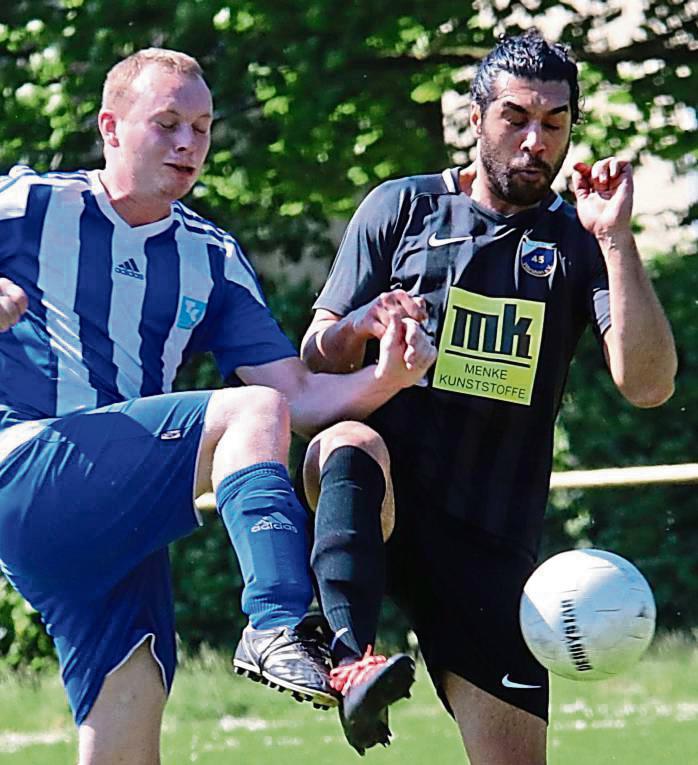Im Heimspiel gegen den TuS Warstein (schwarze Trikots) kam BW Lipperbruch mit 2:7 unter die Räder. Foto: Wiegand