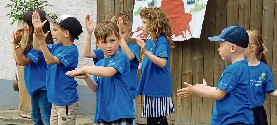 Auch die Kindergartenkinder hatten beim Dorfwettbewerb einen Auftritt. Fotos: Meschede