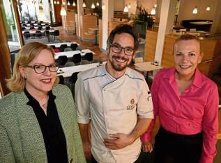Freuen sich auf den Start der „Wallkantine“: Betreiber Tobias Schindewolf sowie Abteilungsleiterin Immobilienmanagement Cordula Pfannschmidt (r.) und Sachgebietsleiterin Kaufmännische Immobilien Sonja Aßhauer. Foto: Schulte-Nölle (Kreis Soest)
