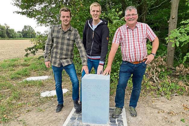 Henrik Schwarz, Kai Günther und Christian Stange (v.l.) vom Heimatverein Erwitte am neuen Schnadstein am Weckinghauser Weg.