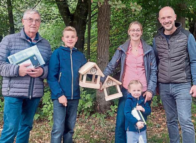 Hubert Schümmer (l.) und Bernd Rüther (r.) überreichten den Gewinnern Hannes Nagel und Viktoria Markmann-Döpp mit Tochter ihre Preise.