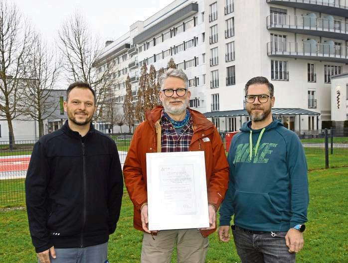 Das Energie-Team des Evangelischen Krankenhauses (v.l.) Benjamin Lütkehaus, Frank Lübke und Manuel Lakmann freuen sich über die erfolgreiche Zertifizierung.