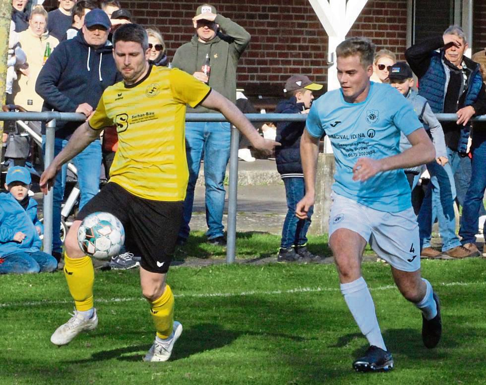 Selten konnte sich die SuS-Reserve, so wie hier Lukas Althoff (l.) gegen den Hörster Henry Baumann, in Szene setzen und unterlag deutlich mit 0:7. Foto: Brand