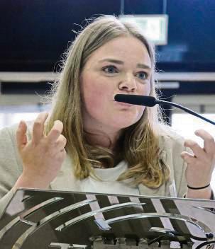 Popkantorin Paula Wendland von der Jugendkirche Lippstadt appellierte an die Synodalen, die Jugendarbeit zu stärken: „Der Bedarf an zusätzlichen Kräften für die Jugendarbeit ist absolut da.“