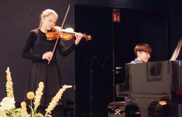 Miriam Preuschoff (Violine) und Tim Eichhorn Klavier) rahmten mit ihren Beiträgen das Konzert im Globe. Fotos: Wissing
