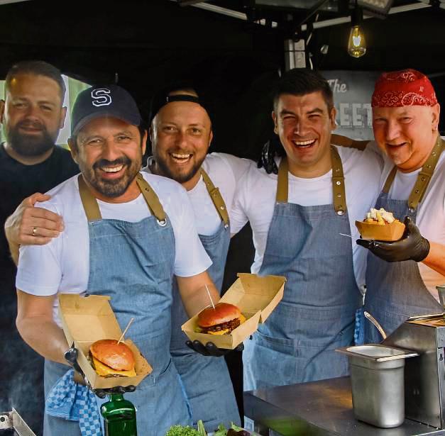 Die Pfannen blieben nicht kalt: Das fröhliche Team der Street Food Dudes hatte jede Menge zu tun.