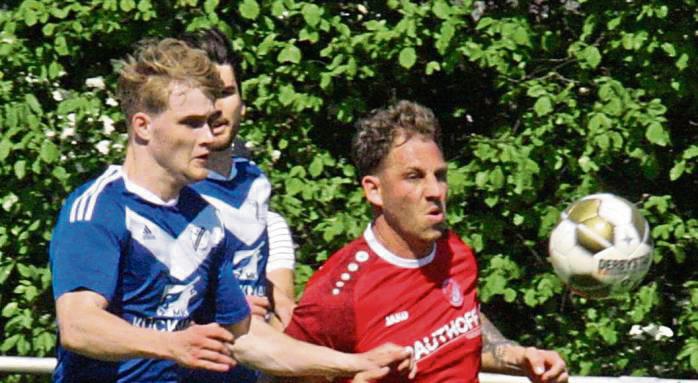 Für die Teams aus Westenholz (in Blau) und Mastholte (rot) geht es in den verbleibenden Spielen um nicht mehr viel. Dennoch wollen sie weiterhin alles raushauen. Foto: Schlink
