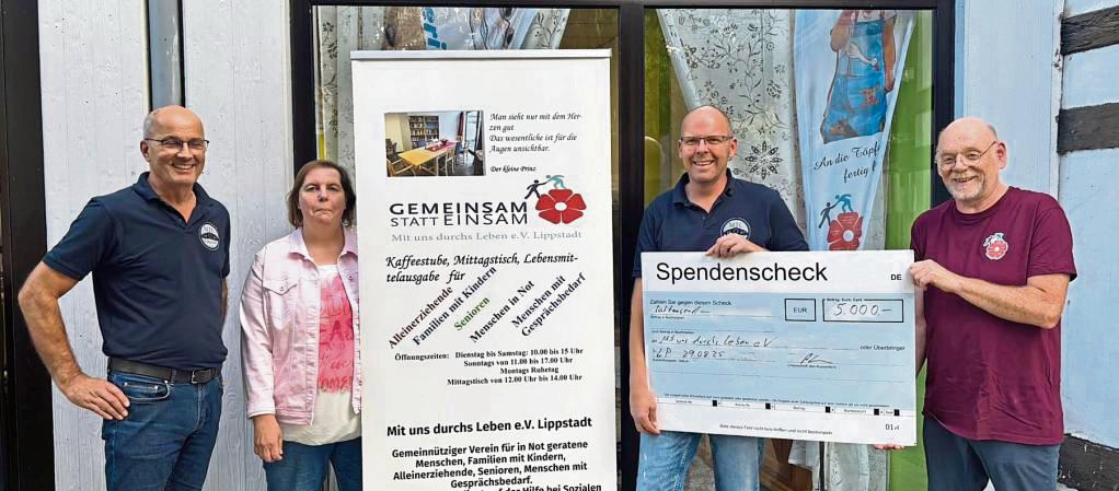 Der MTC unterstützt den Verein „Mit uns durchs Leben“ mit 5000 Euro. Bei der Scheckübergabe freuten sich die Vertreter beider Vereine gleichermaßen.