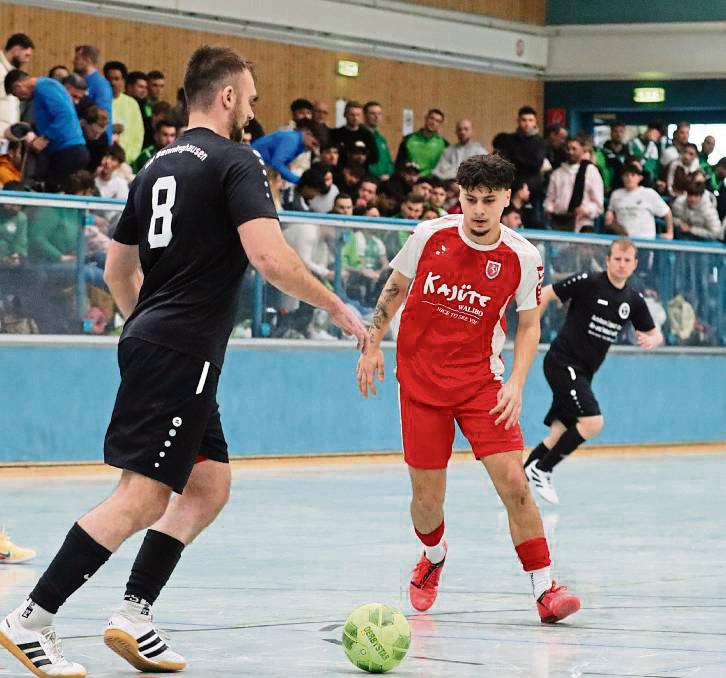 In den Angriffsmodus wollen bei der Vorrunde des Sparkassen Masters in Lippetal auch GW Benninghausen (in Schwarz) und der SV Bad Waldliesborn (in Rot) schalten. Foto: Frank Lütkehaus