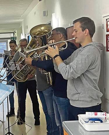 Das Blasorchester Hellinghausen überbrachte im Dreifaltigkeits-Hospital musikalische Weihnachtsgrüße.