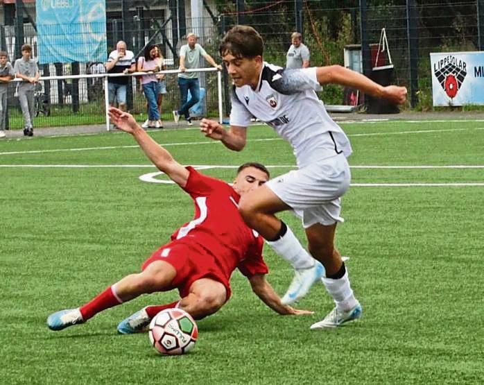 Mit 2:1 setzte sich die A-Jugend des SV Lippstadt (in Weiß) im Test gegen den KSV Hessen Kassel durch. Foto: Dannhausen