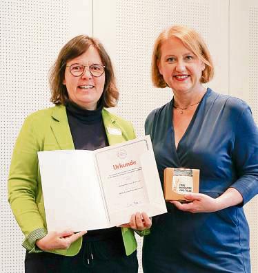 Starke Frauen: Die Ehrung nahm Kammer-Vizepräsidentin Kerstin Feix (l.) von Ministerin Lisa Paus an.