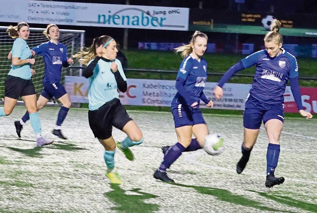 Nach dem Pokalduell sind die Frauen des TuS Wadersloh (dunkle Trikots) und von Germania Stirpe (helle Trikots) nun wieder in der Landesliga gefordert. Auf beide heimischen Mannschaften warten dabei keine einfachen Auswärtsaufgaben. Foto: Feichtinger