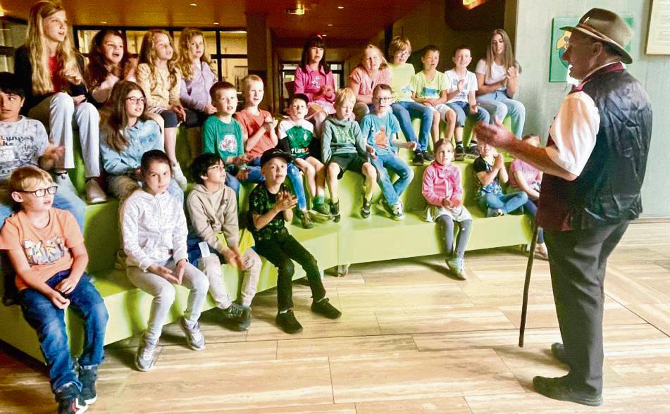 Grundschüler fragen, Schäfer Heinrich antwortet. Und singt auch noch mit ihnen. Foto: Vielberg
