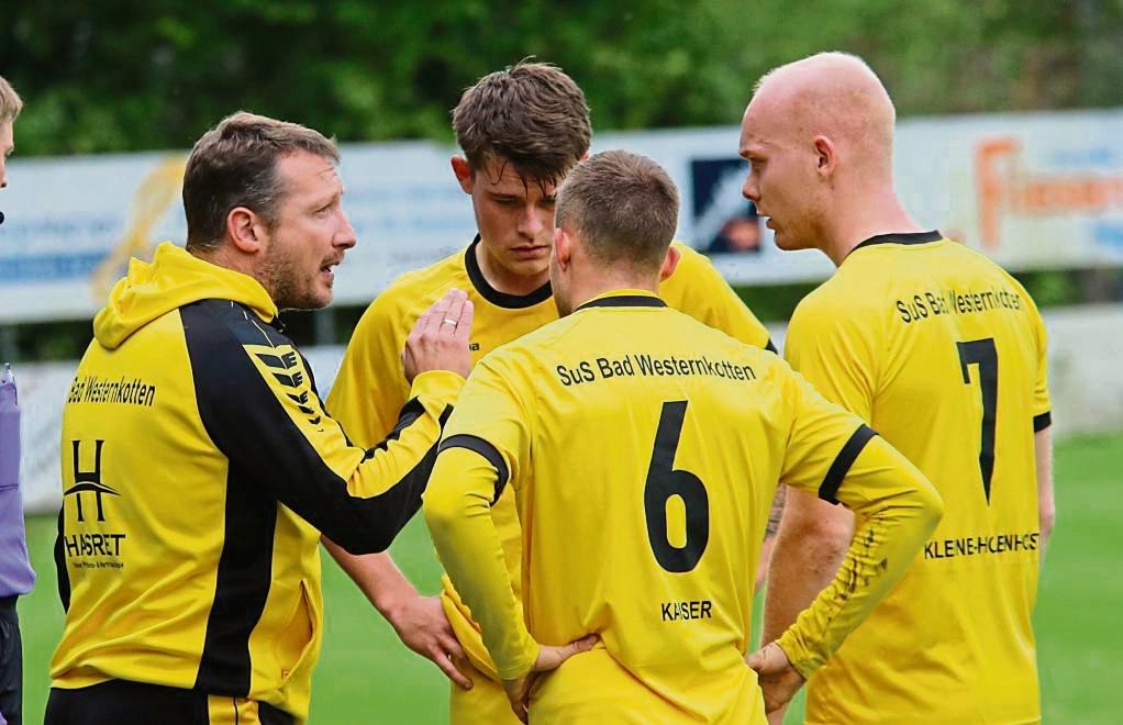Das Kommando an der Seitenlinie wird beim Landesligisten SuS Bad Westernkotten auch in der Saison 2024/25 Christian Nolte (l.) führen. Foto: Wiegand