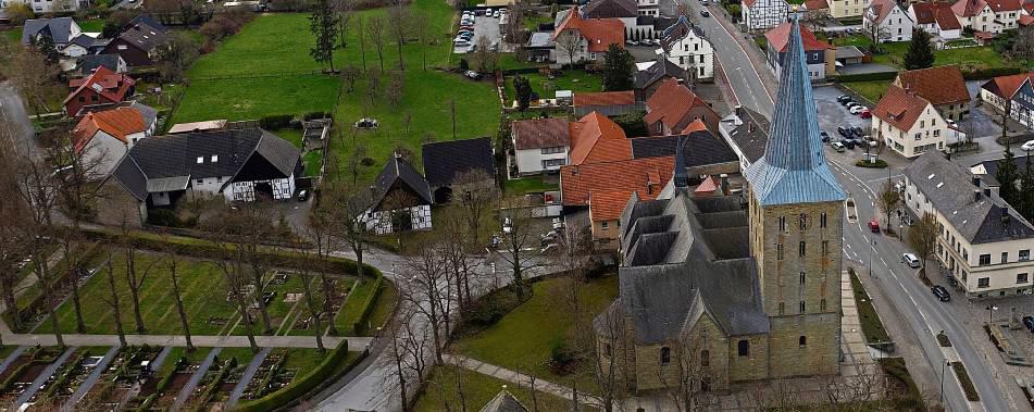 Der Kirchturm der Sankt-Pankratius-Kirche wurde laut Rudi Fischer im Mittelalter ursprünglich als Wehrturm errichtet. Seine Entstehung könnte Indiz dafür sein, dass Anröchte womöglich älter ist als 870 Jahre. Foto: Eickhoff